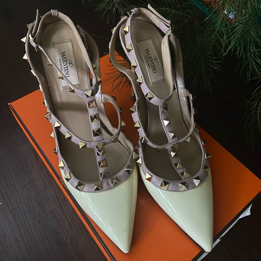 *SOLD* Valentino Garavani Rockstud sandals 39 EU